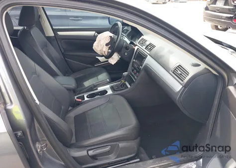 2013 Volkswagen Passat 2.5L Se z USA, uszkodzony, nr VIN 1VWBP7A33DC095998